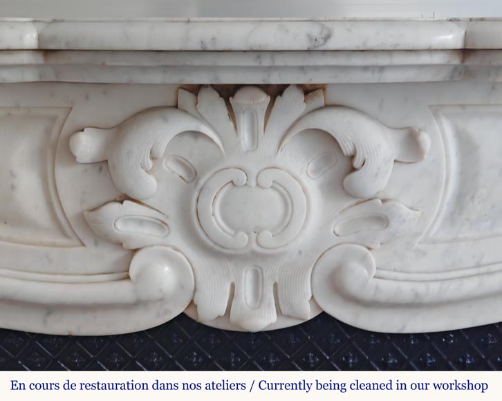 Cheminée de style Louis XV en marbre de Carrare ornée d'une palmette-1