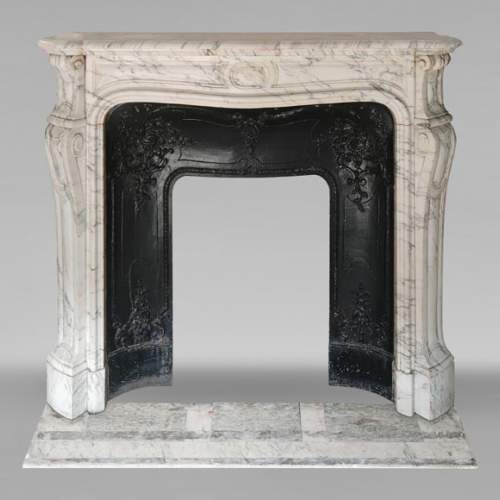 Cheminée galbée de style Louis XV modèle Pompadour en marbre Arabescato