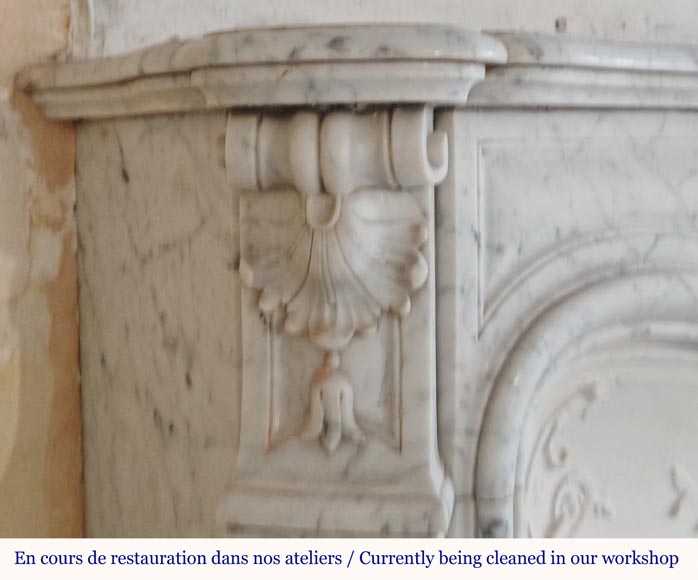 Cheminée de style Louis XV en marbre de Carrare décorée d'une palmette richement sculptée-4