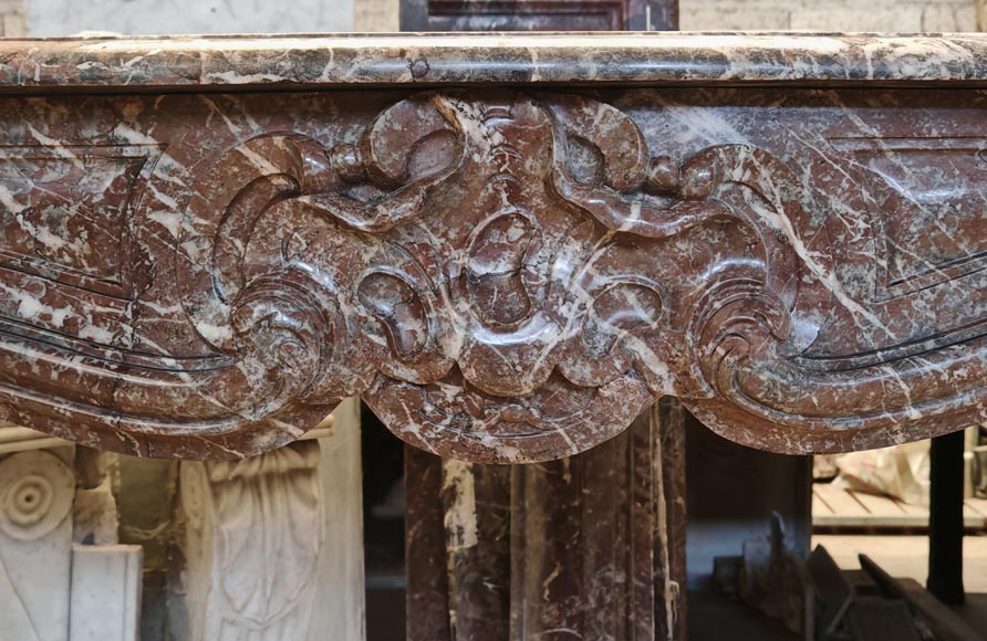 Cheminée de style Louis XV en marbre Rouge Royal décorée d'une coquille asymétrique-1