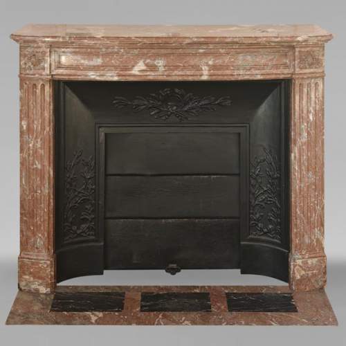 Cheminée galbée de style Louis XVI en marbre rouge du Nord