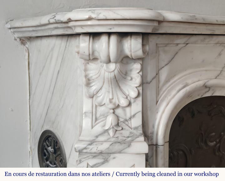 Cheminée de style Louis XV à palmette sculptée en marbre Arabescato-5