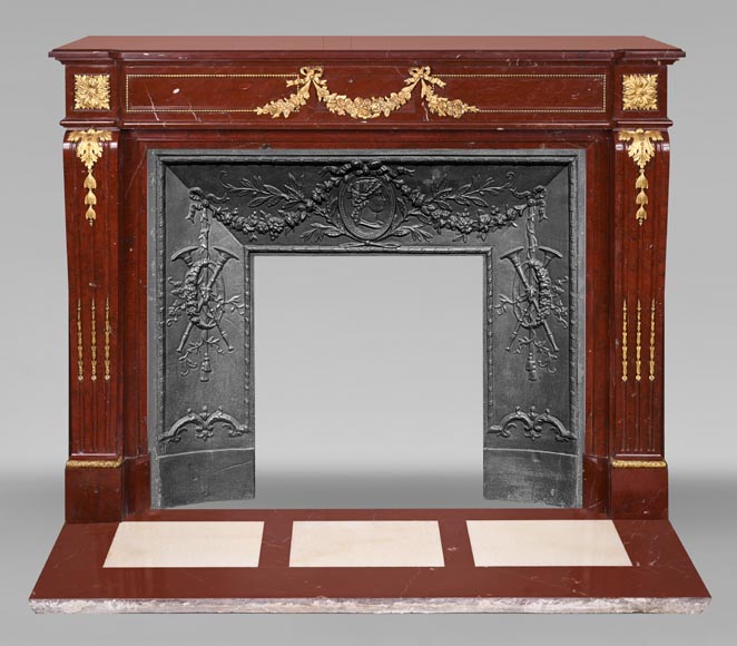 Cheminée de style Louis XVI en marbre Rouge Antique, à bronzes, décorée d'une guirlande-0