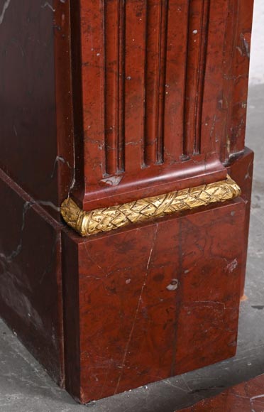 Cheminée de style Louis XVI en marbre Rouge Antique, à bronzes, décorée d'une guirlande-8