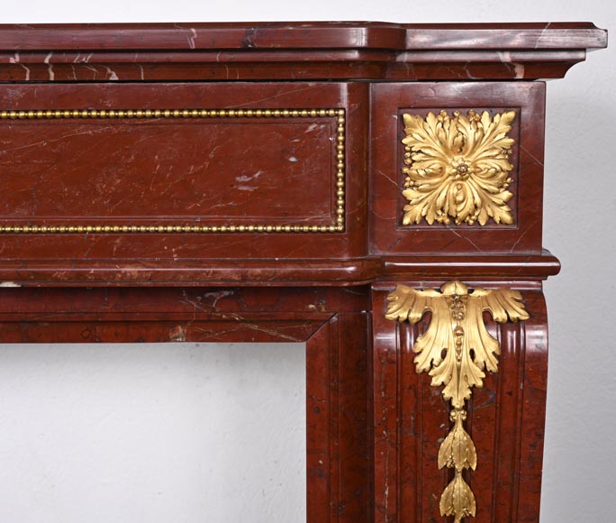 Cheminée de style Louis XVI en marbre Rouge Antique, à bronzes, décorée d'une guirlande-10