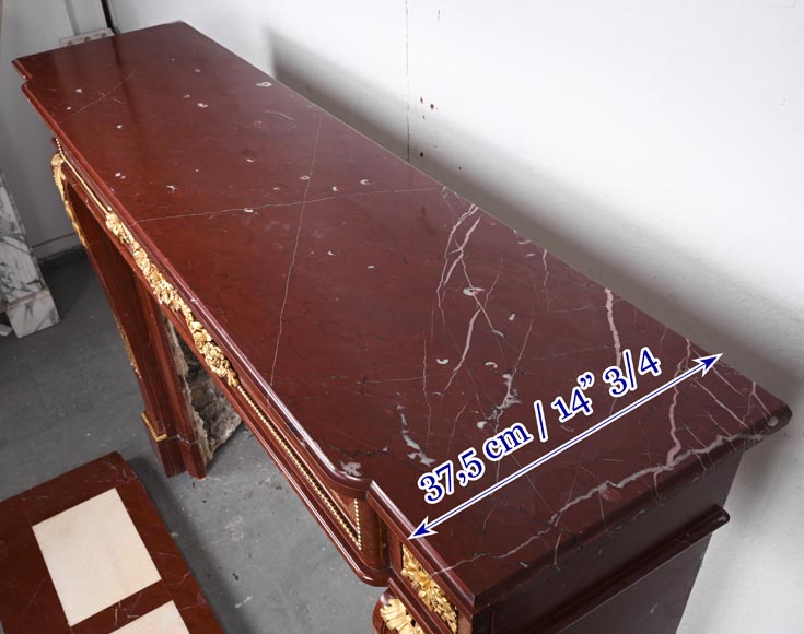 Cheminée de style Louis XVI en marbre Rouge Antique, à bronzes, décorée d'une guirlande-13