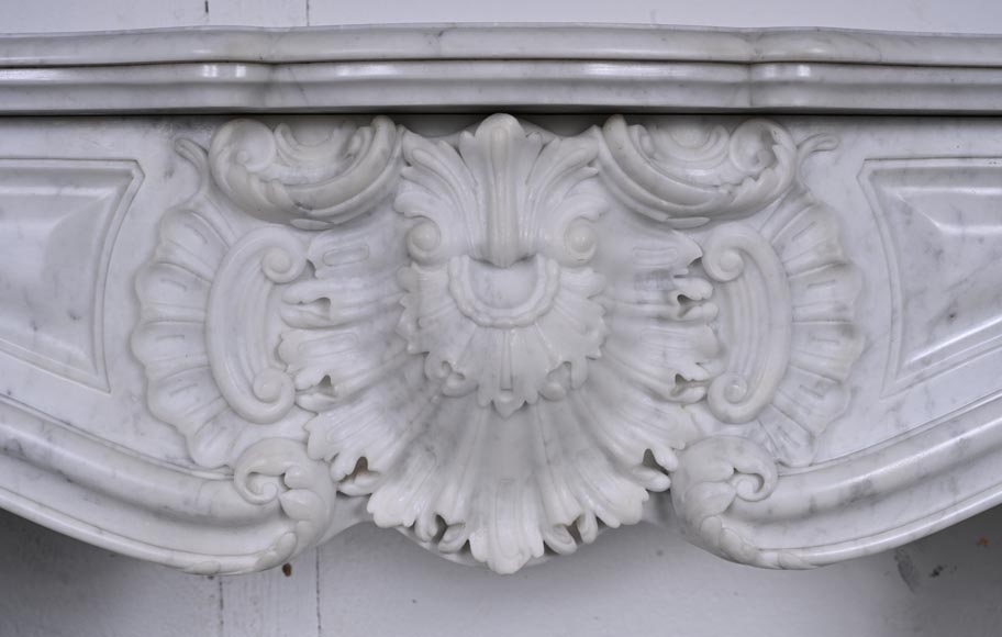  Cheminée de style Louis XV en marbre de Carrare au bandeau très sculpté-1