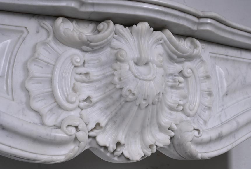  Cheminée de style Louis XV en marbre de Carrare au bandeau très sculpté-2