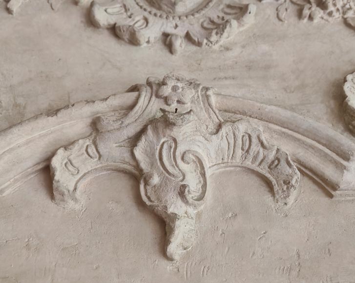 Cheminée d'époque Louis XV en pierre avec son trumeau sculpté-8