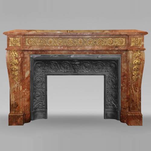 Grande cheminée de style Louis XVI en marbre brèché rouge ornée de bronze