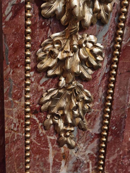 Grande cheminée de style Louis XVI en marbre brèché rouge ornée de bronze-7