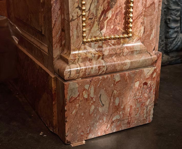 Grande cheminée de style Louis XVI en marbre brèché rouge ornée de bronze-8