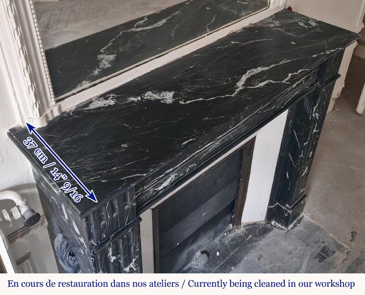 Cheminée de style Louis XVI moulurée en marbre noir Marquina-8