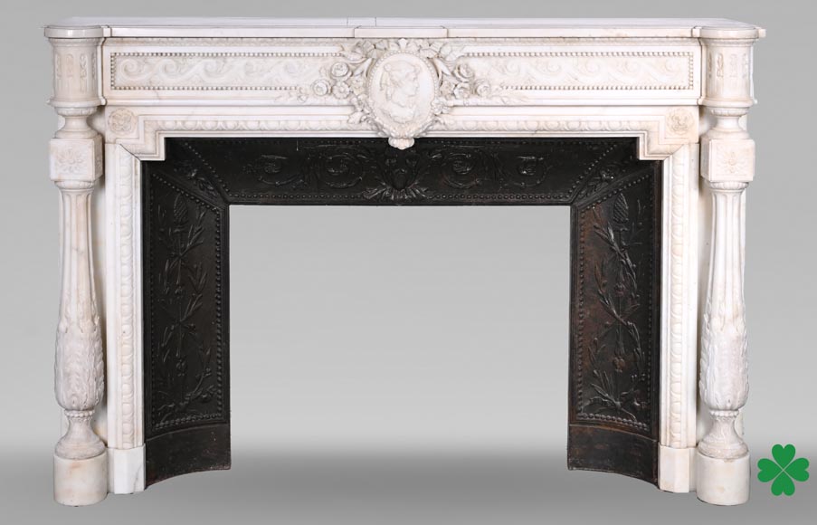Cheminée en marbre de style Louis XVI à colonnes bombées et médaillon au profil féminin-0