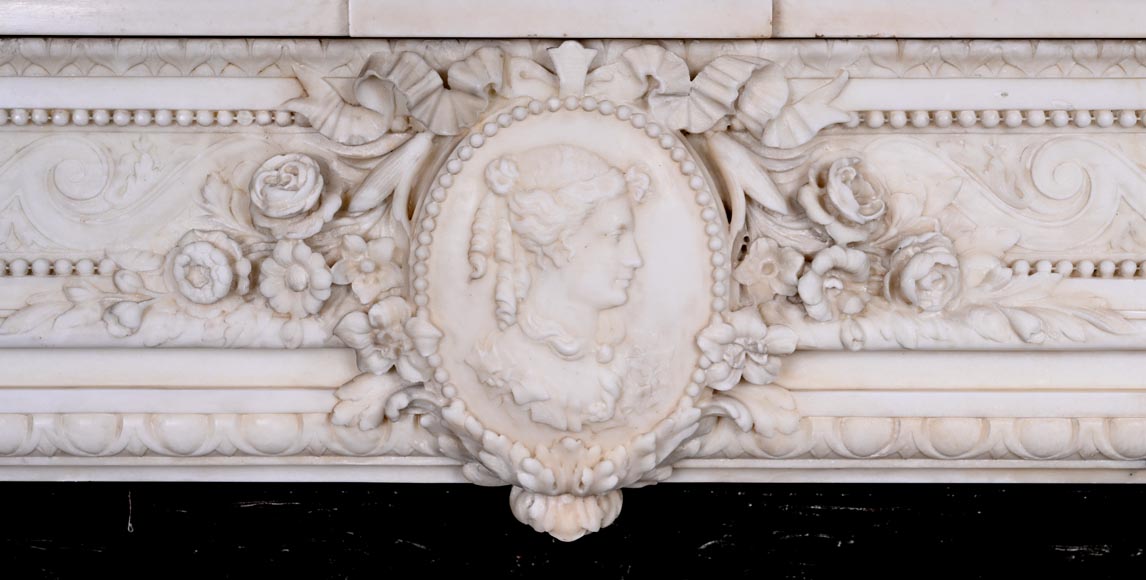 Cheminée en marbre de style Louis XVI à colonnes bombées et médaillon au profil féminin-1