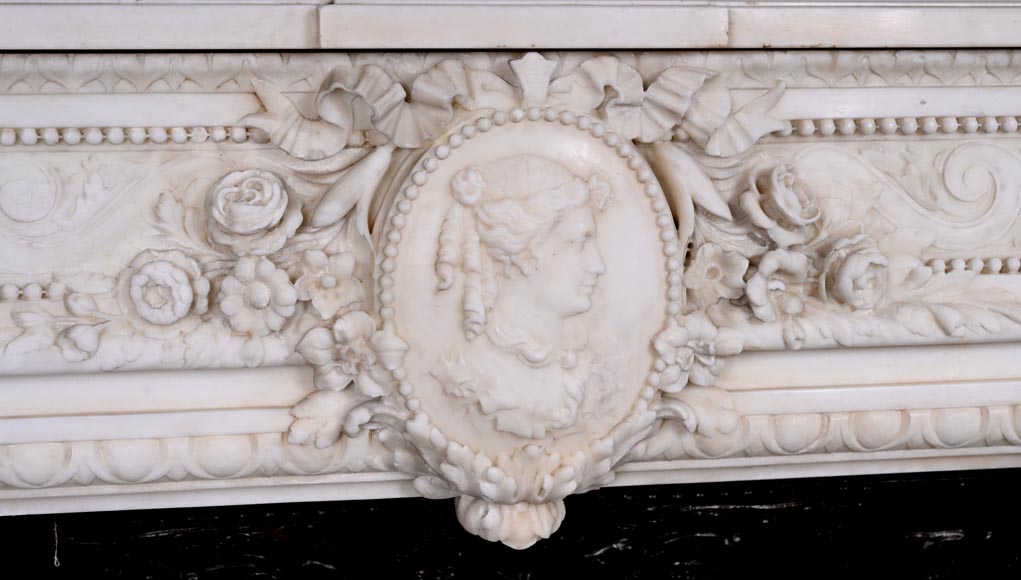 Cheminée en marbre de style Louis XVI à colonnes bombées et médaillon au profil féminin-2