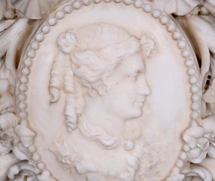 Cheminée en marbre de style Louis XVI à colonnes bombées et médaillon au profil féminin-3