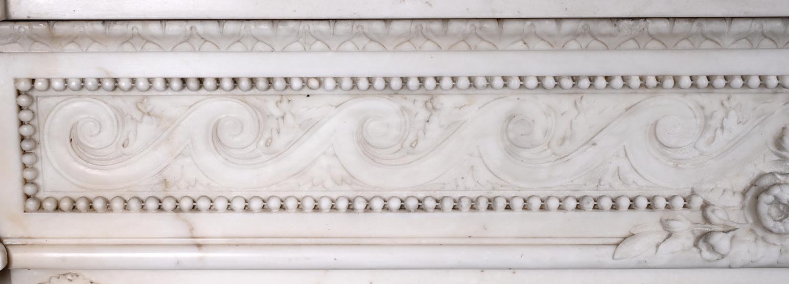 Cheminée en marbre de style Louis XVI à colonnes bombées et médaillon au profil féminin-4