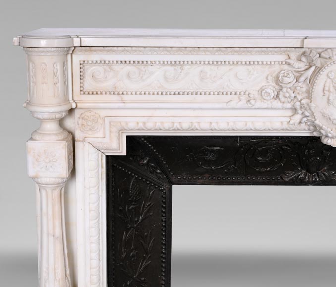 Cheminée en marbre de style Louis XVI à colonnes bombées et médaillon au profil féminin-5