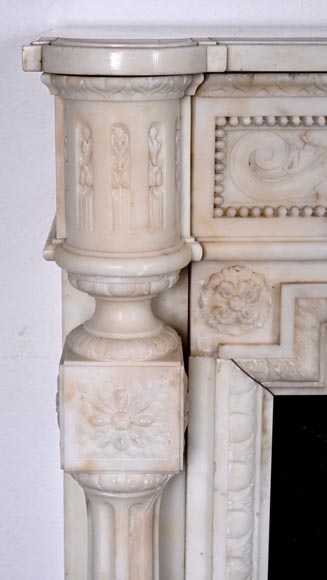 Cheminée en marbre de style Louis XVI à colonnes bombées et médaillon au profil féminin-6