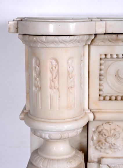 Cheminée en marbre de style Louis XVI à colonnes bombées et médaillon au profil féminin-7