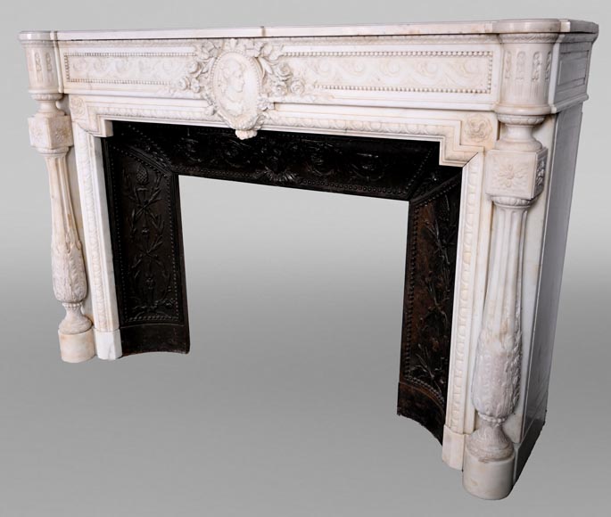 Cheminée en marbre de style Louis XVI à colonnes bombées et médaillon au profil féminin-9
