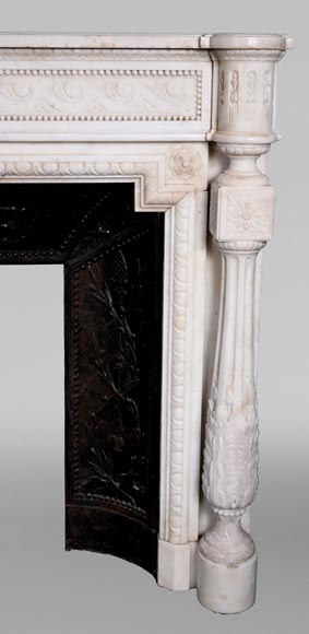 Cheminée en marbre de style Louis XVI à colonnes bombées et médaillon au profil féminin-10