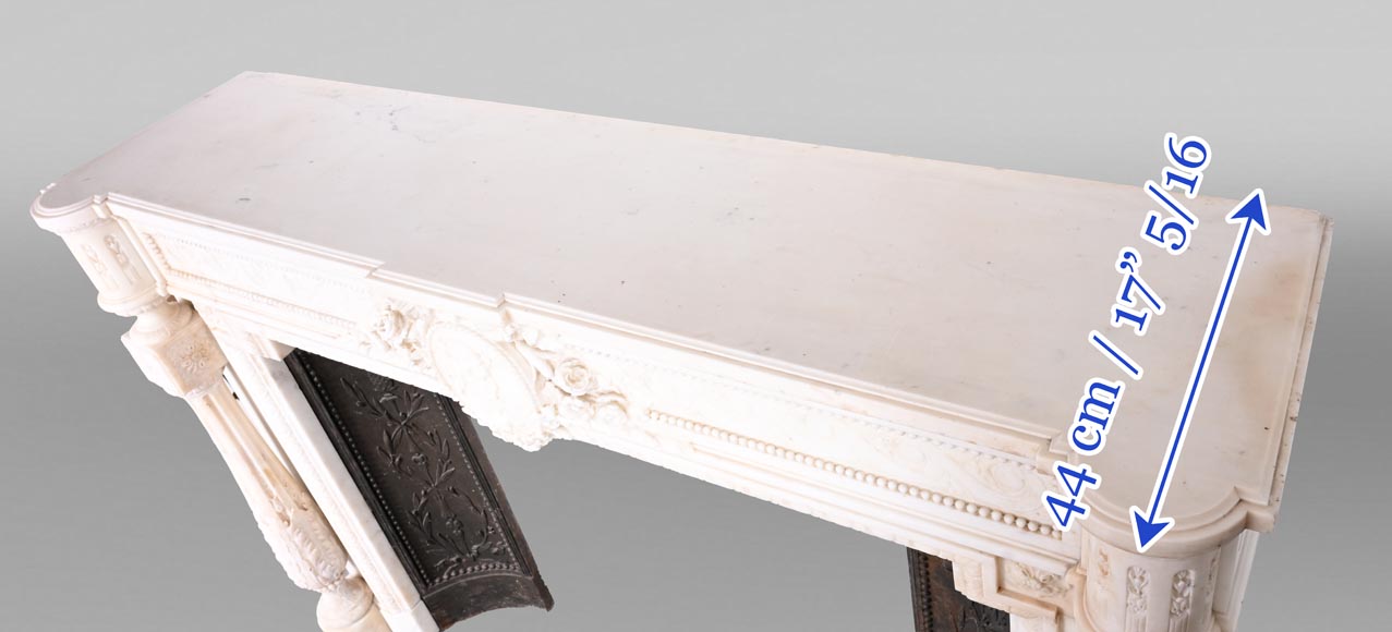 Cheminée en marbre de style Louis XVI à colonnes bombées et médaillon au profil féminin-13