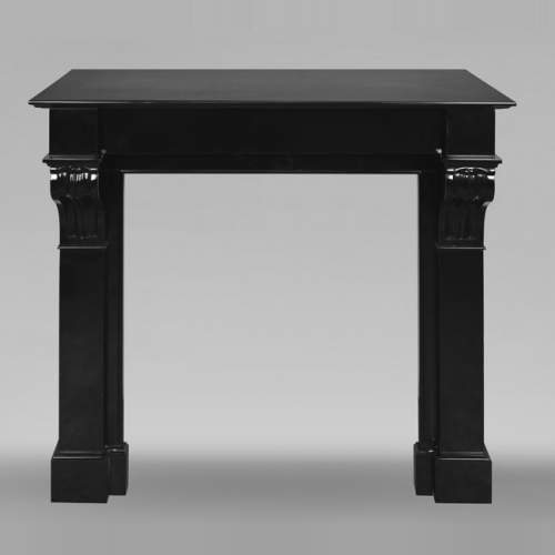 Cheminée de style Napoléon III à modillons, en marbre noir fin de Belgique