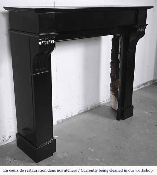 Cheminée de style Napoléon III à modillons, en marbre noir fin de Belgique-2