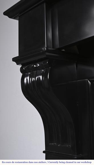 Cheminée de style Napoléon III à modillons, en marbre noir fin de Belgique-4