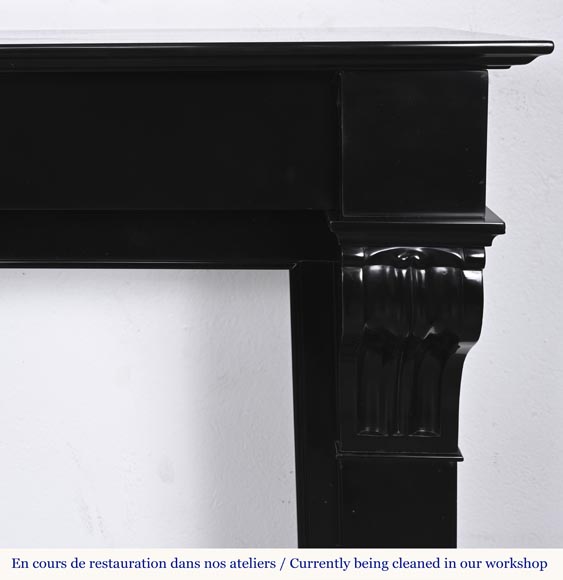 Cheminée de style Napoléon III à modillons, en marbre noir fin de Belgique-7