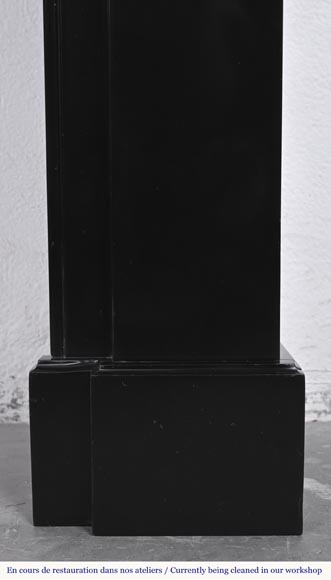 Cheminée de style Napoléon III à modillons, en marbre noir fin de Belgique-8