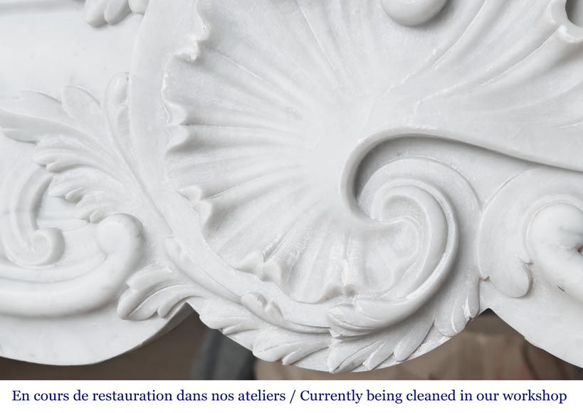 Cheminée style Louis XV à la coquille asymétrique, en marbre de Carrare-3