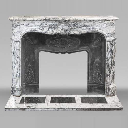 Grande cheminée de style Louis XV décorée d'une large coquille, en marbre de Seravezza