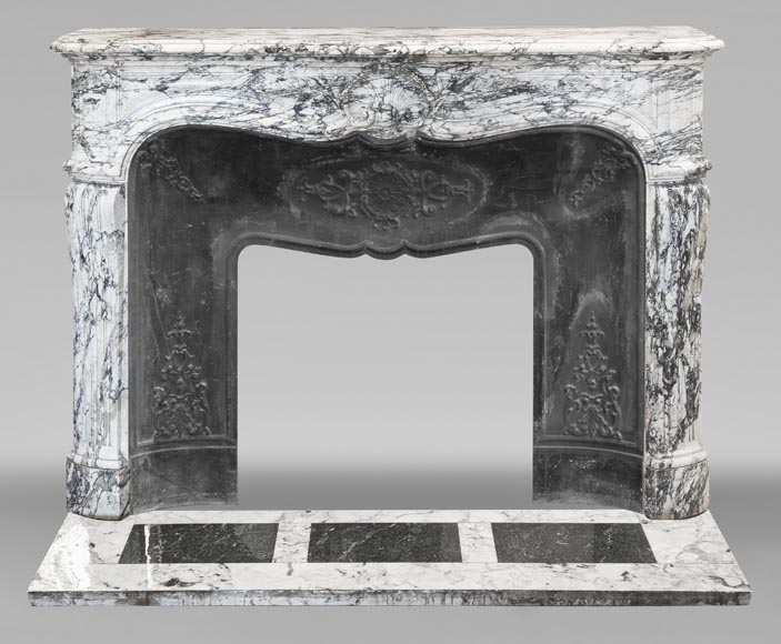 Grande cheminée de style Louis XV décorée d'une large coquille, en marbre de Saravenza-0