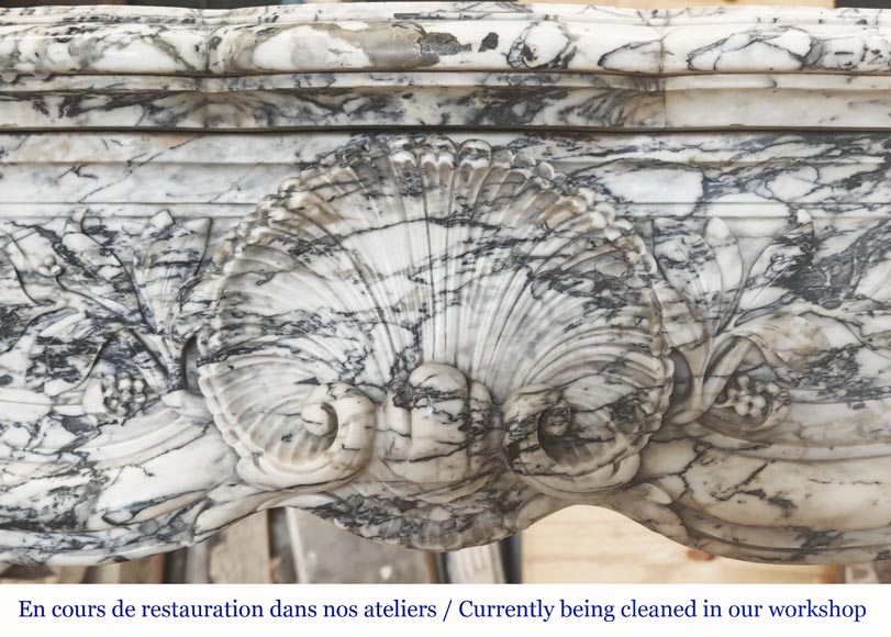 Grande cheminée de style Louis XV décorée d'une large coquille, en marbre de Saravenza-1