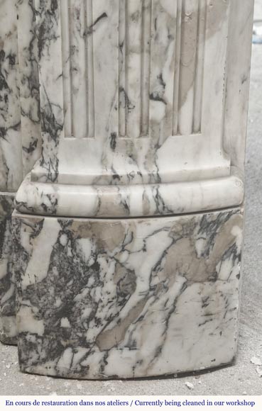 Grande cheminée de style Louis XV décorée d'une large coquille, en marbre de Saravenza-8
