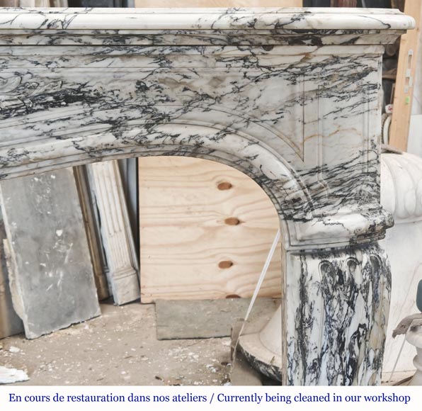 Grande cheminée de style Louis XV décorée d'une large coquille, en marbre de Saravenza-10