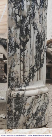 Grande cheminée de style Louis XV décorée d'une large coquille, en marbre de Saravenza-11