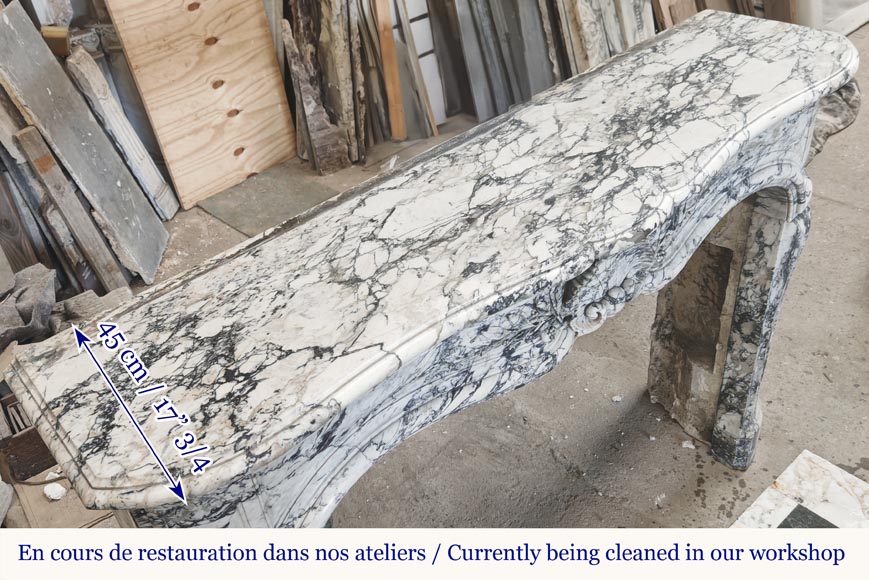 Grande cheminée de style Louis XV décorée d'une large coquille, en marbre de Saravenza-13