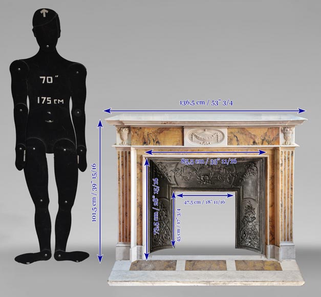 Cheminée de style Louis XVI bicolore en blanc de Carrare et jaune de Sienne, décorée de vases fleuris-10