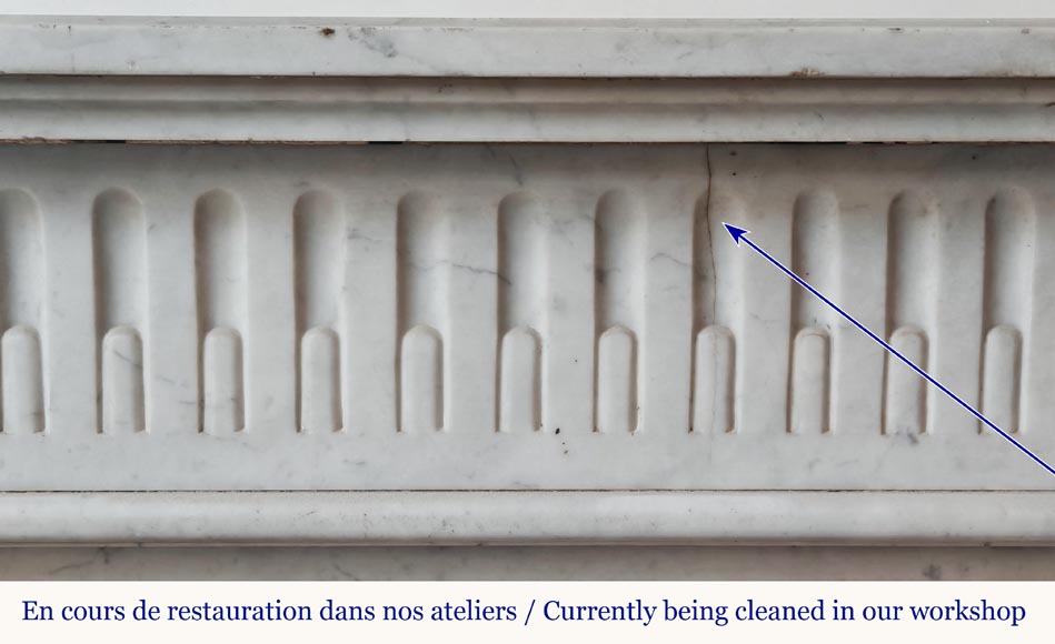 Cheminée de style Louis XVI en marbre de Carrare, décoré de cannelures rudentées-1