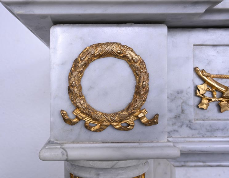 Cheminée Louis XVI en marbre blanc et bronzes dorés Cheminée Louis XVI en marbre blanc et bronzes dorés-4
