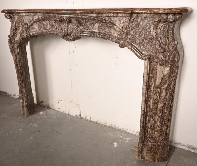 Cheminée d'époque Louis XV ornée d'une palmette asymétrique dans une variation de marbre Rouge Royal-10