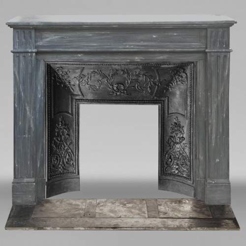 Cheminée de style Louis XVI en marbre bleu turquin, à simple cannelure
