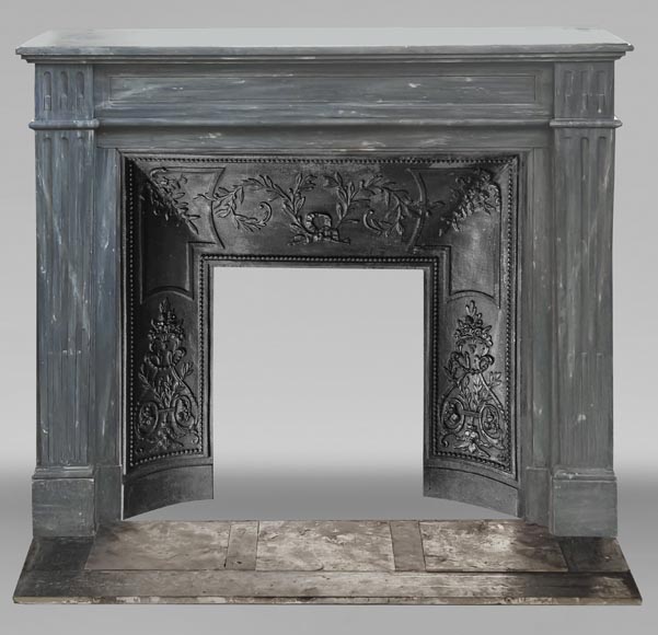 Cheminée de style Louis XVI en marbre bleu turquin, à simple cannelure-0