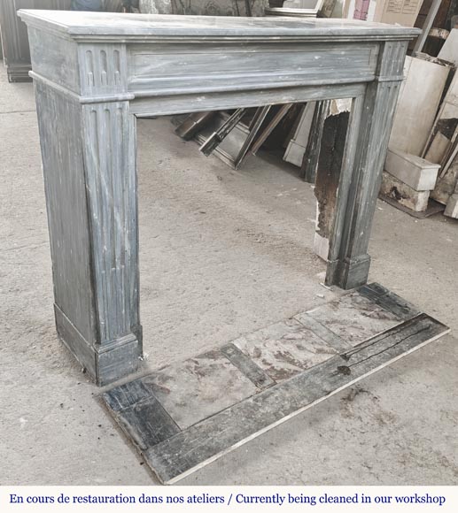 Cheminée de style Louis XVI en marbre bleu turquin, à simple cannelure-2