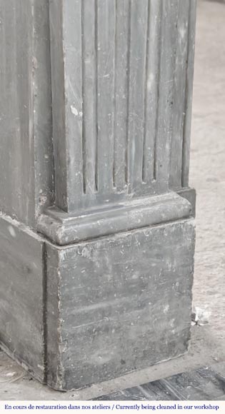 Cheminée de style Louis XVI en marbre bleu turquin, à simple cannelure-4