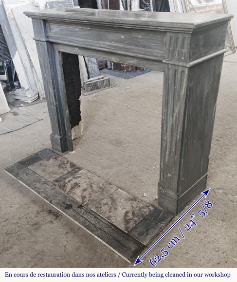 Cheminée de style Louis XVI en marbre bleu turquin, à simple cannelure-5